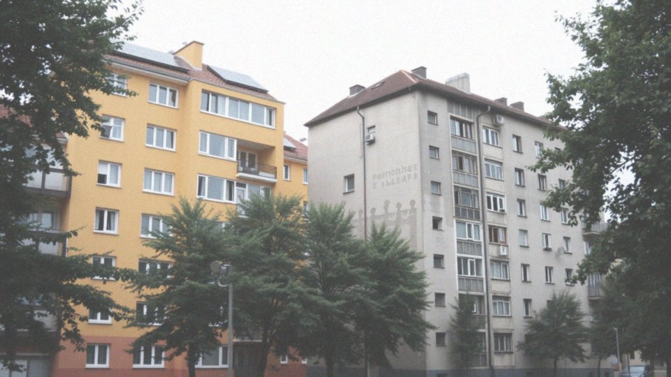 Jakie są różnice w wskaźnikach efektywności energetycznej dla różnych mieszkań?