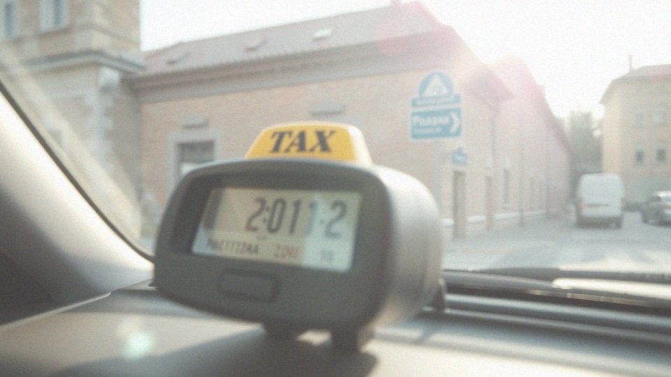 Jak obliczyć całkowity koszt przejazdu taxi?