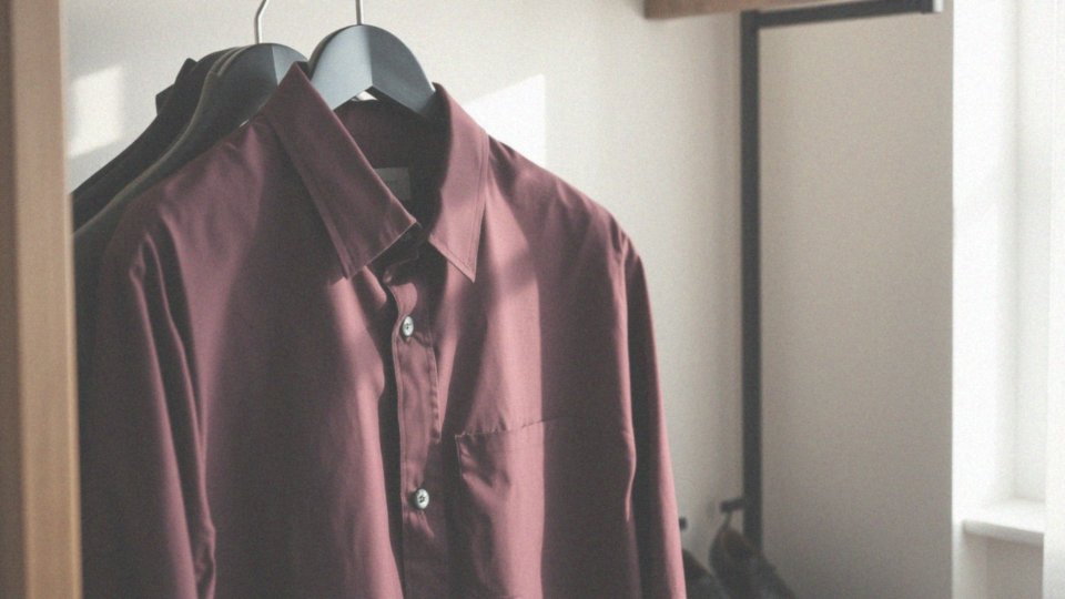 W jaki sposób stylizacja z bordową koszulą może podkreślić męska elegancję?